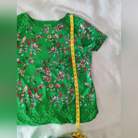 Bright and Cheery Van Heusen Top - Picture 4 of 7
